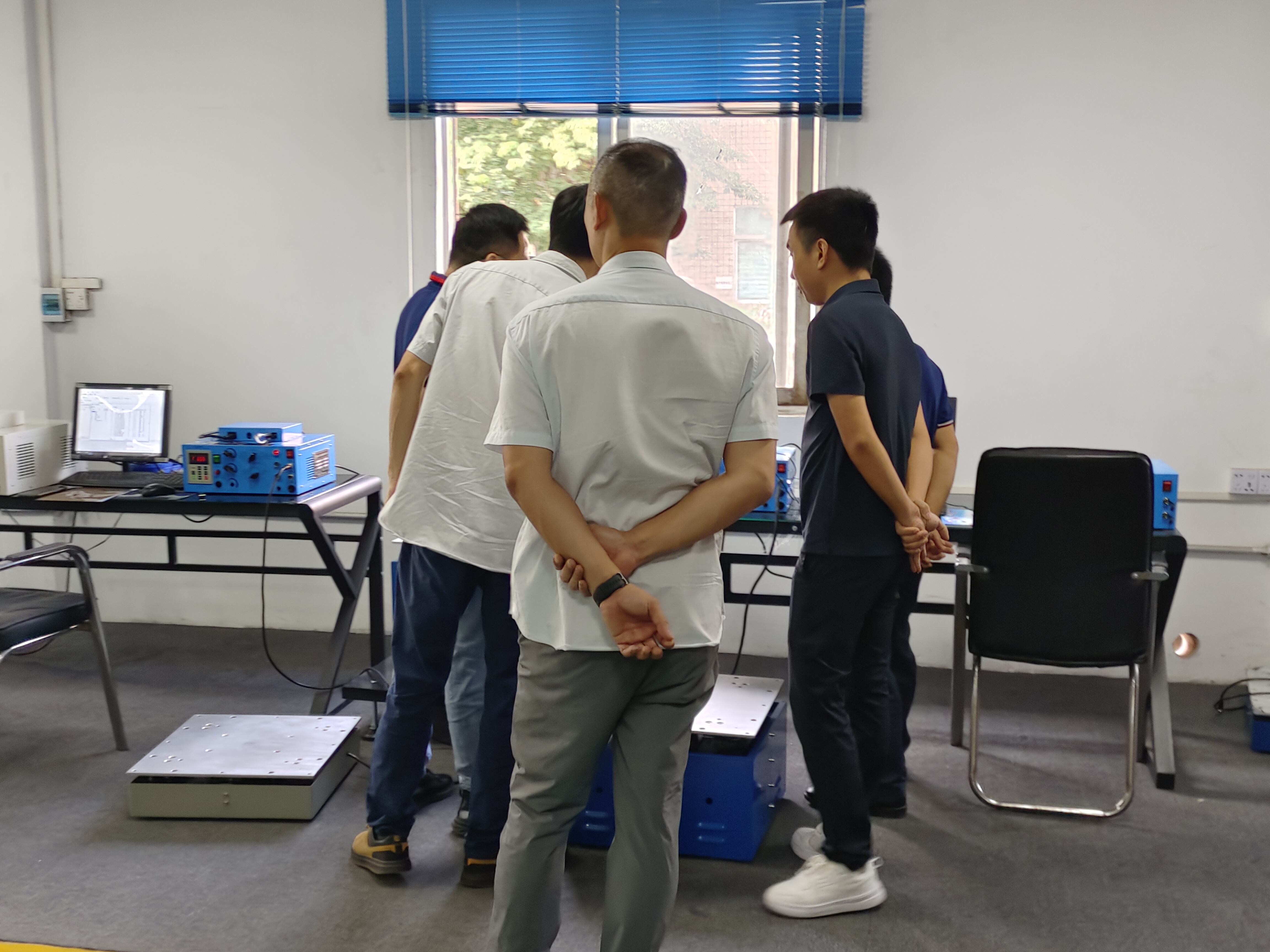 汽車(chē)行業(yè)用戶(hù)上門(mén)考察電磁振動(dòng)臺(tái) 勤卓品牌 源頭廠(chǎng)家 /static/upload/image/20251025/1761382668234184.jpg