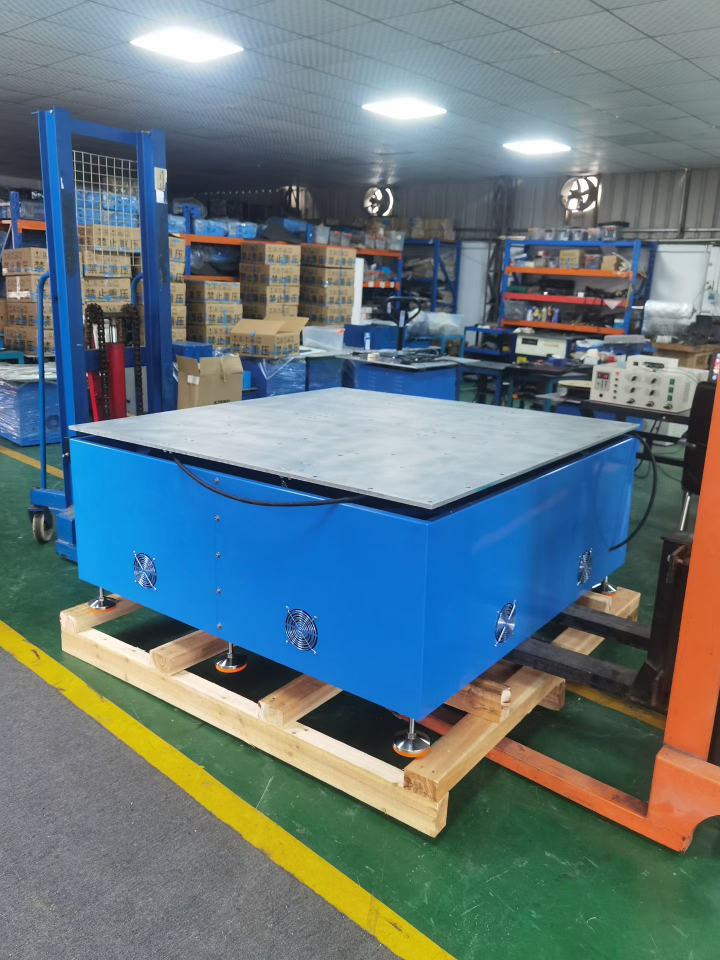 勤卓150*150cm的電磁振動(dòng)臺(tái)發(fā)往軍工企業(yè) /static/upload/image/20251027/1761565702166772.jpg